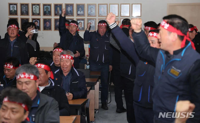 ▲工会成员在谈判时高喊口号