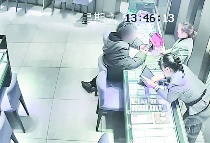     正在金店购买黄金套现的犯罪嫌疑人