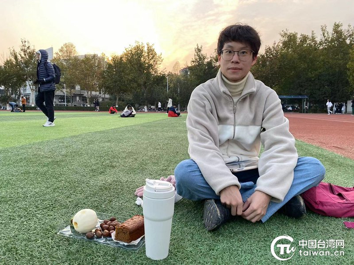 来自台湾省台中市的雷尊理目前在清华大学航空航天学院攻读硕士学位，图为雷尊理于清华大学紫荆操场。（中国台湾网 发）
