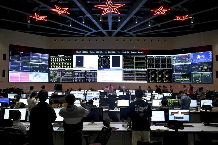 这是2023年4月12日拍摄的有“人造太阳”之称的全超导托卡马克核聚变实验装置（EAST）控制大厅。新华社记者 黄博涵 摄