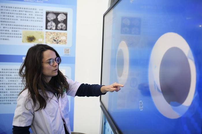 1月23日，法国留学生在安徽医科大学人体科学馆体验智能化交互学习平台。新华社记者 张端 摄