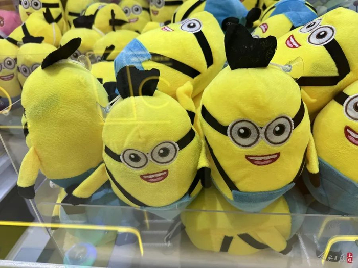 与正版相比，部分玩偶“似是而非”，却也不能排除侵权嫌疑