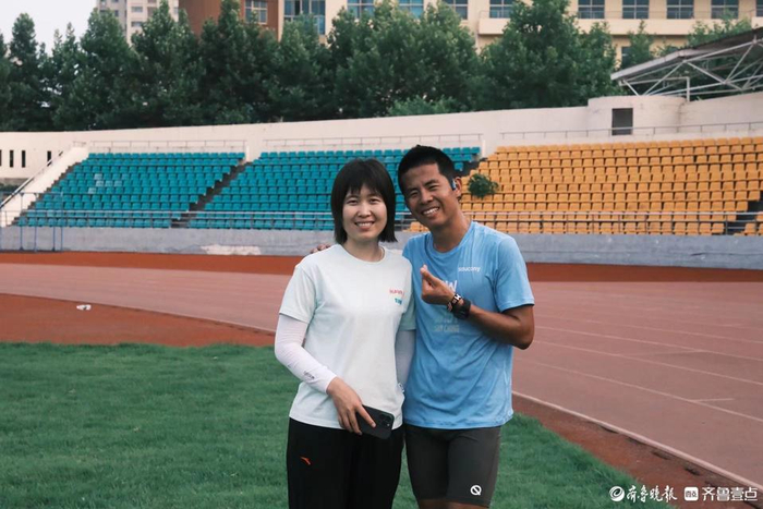 王连正与大霞（左）受访者提供