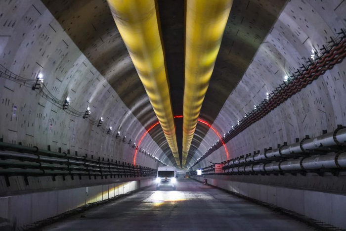 3月15日，广湛高铁湛江湾海底隧道海陆交界处的红色指示灯环。