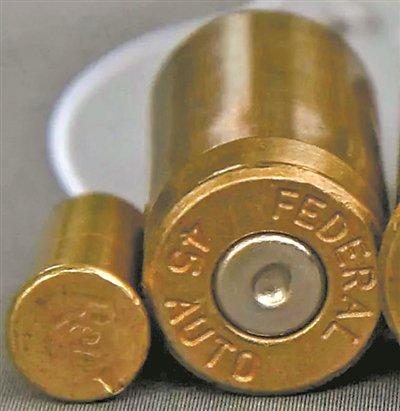 　　边缘发火枪弹（左）与中心发火枪弹（右）击发后弹底凹痕位置对比。 资料图片