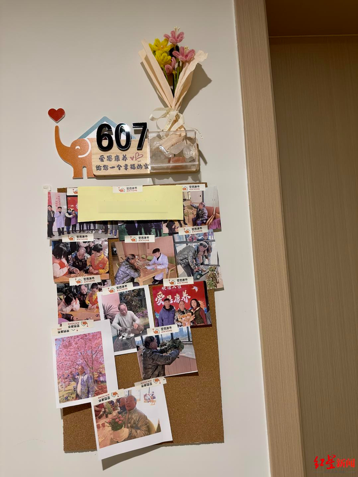 ▲老人房间门前的照片和手工艺品