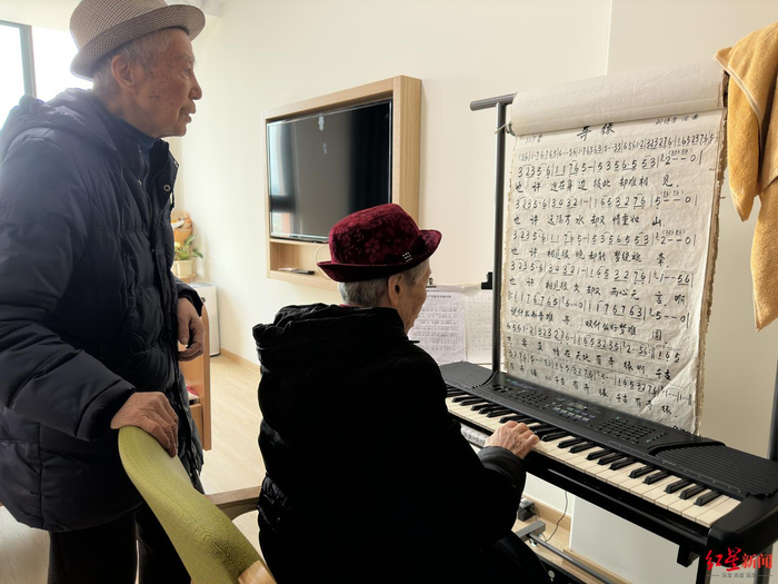 ▲老人正在练琴