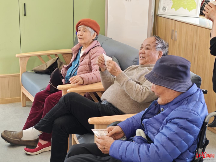 ▲老人们获得“爱恩币”