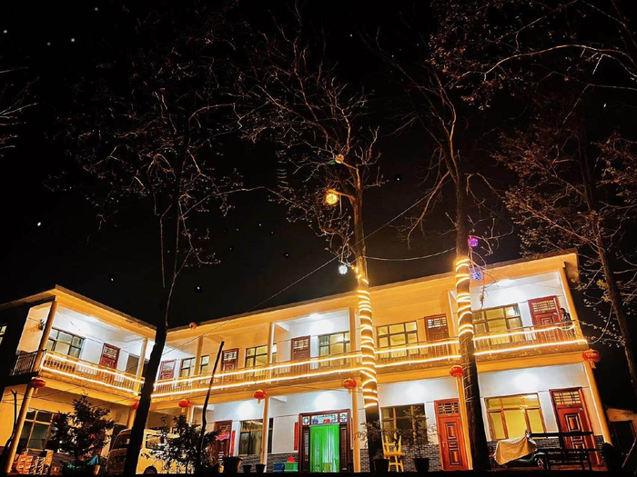 天水青山阁民宿夜景 民宿 供图