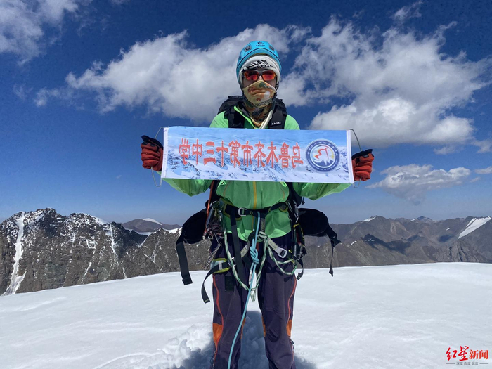 ▲艾力库提·地里夏提在博格达峰高山技能班
