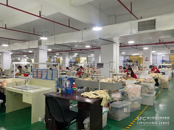 华美的生产车间。谭海燕/摄