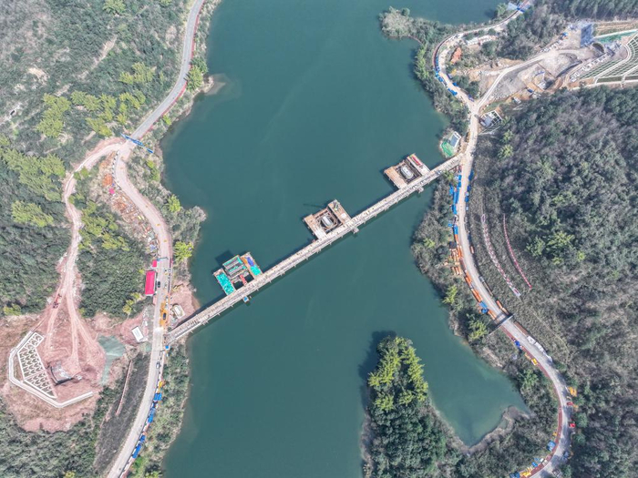 2月19日，在重庆市铜梁区，成渝中线高铁玄天湖大桥建设现场（无人机照片）。