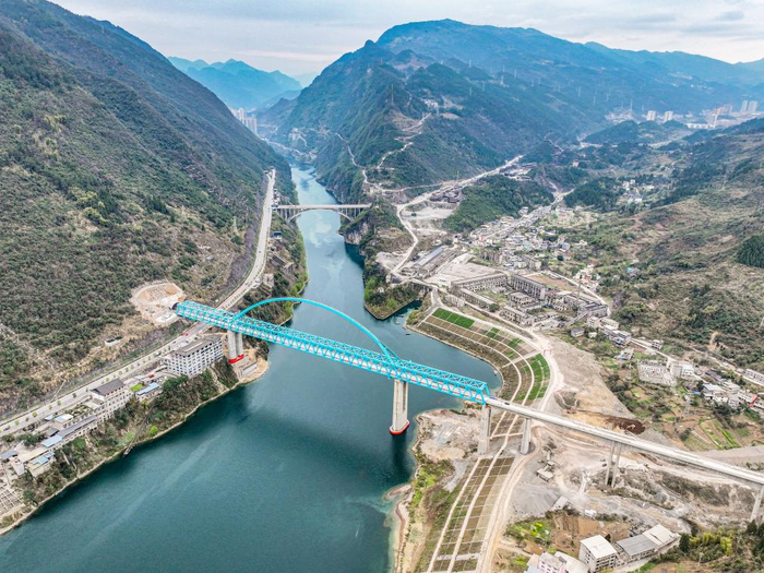 3月16日，建设中的渝湘高铁清水坪乌江特大桥（无人机照片）。