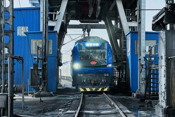 图为四道柳装煤站机车准备进站装煤