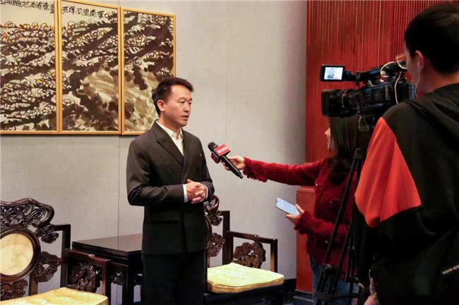 图:骏丰公司首席市场官陈特军受邀出席并接受记者采访