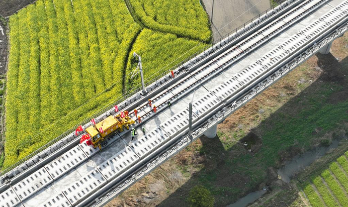 3月28日，牵引车在进行铺轨作业（无人机照片）。