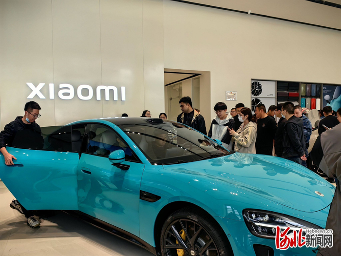 3月29日，长安汽车园店的小米汽车销售服务中心顾客在体验小米SU7。（袁欣悦/摄）