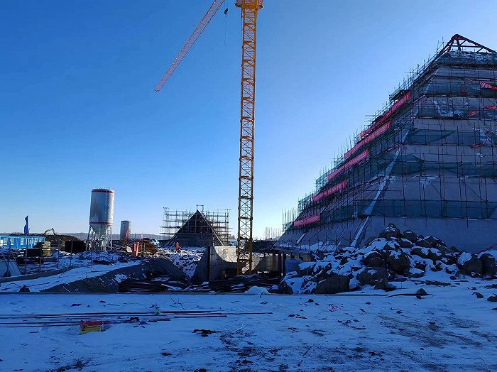 在建的大金字塔近处外观，来源：界面新闻记者摄