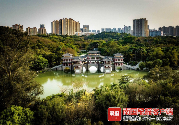 ▲狮山公园的竹影桥与自然融为一体。