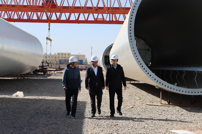 （定边县工作人员靠前服务、走进企业、问需企业 卢云云摄）