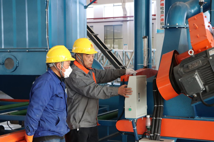 （工人检修设备 卢云云 摄）