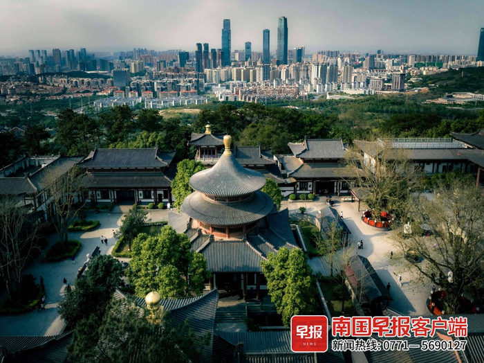 ▲观音禅寺与东盟商务区的高楼形成强烈的古今对比。