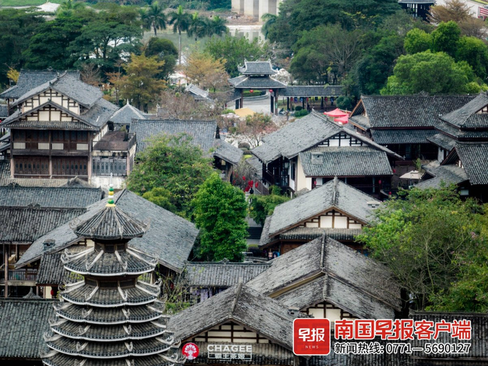 ▲相思小镇的侗族建筑是众多市民的打卡点。