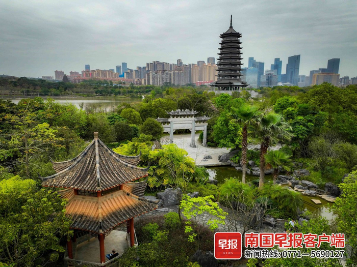 ▲五象湖公园的五象塔与周边的亭子、牌坊相得益彰。