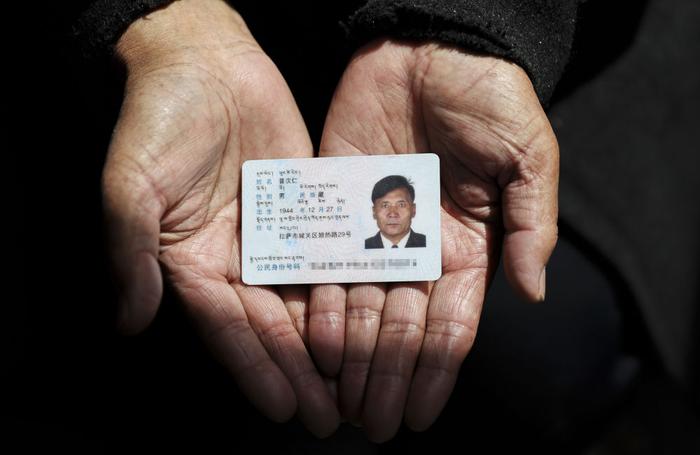 普次仁展示自己的身份证(3月23日摄)新华社记者 丁汀 摄