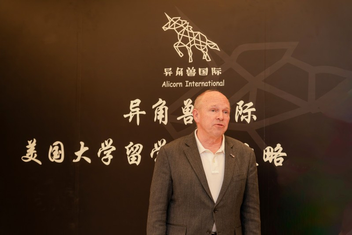 （ACCP课程校方代表美国马凯特大学校长Dr. John M. Baworowsky）