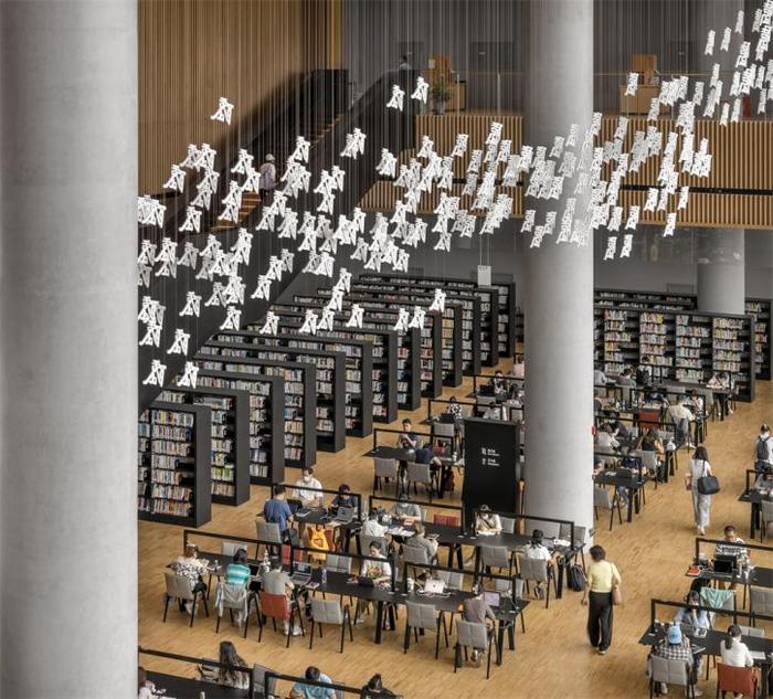 新建的上海图书馆东馆由震旦家具提供阅览书架，传递人性化阅览空间。