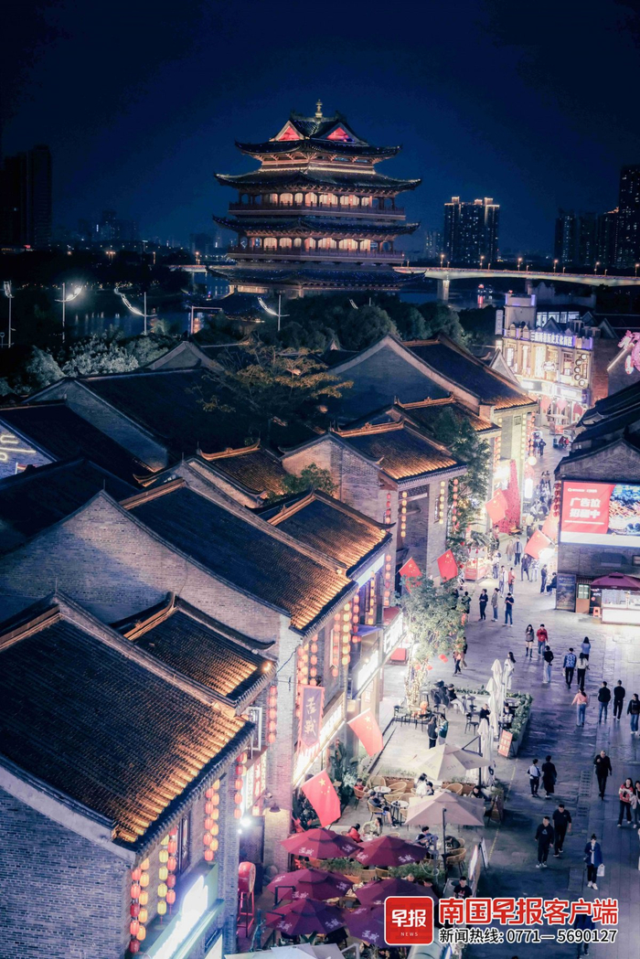 ▲畅游阁与隔街相望的三街两巷建筑相互映衬。