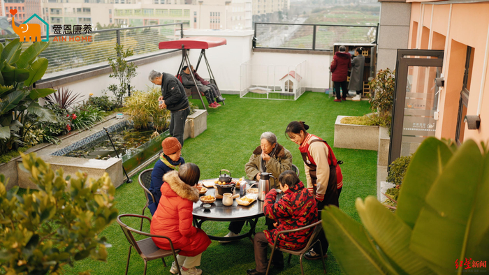 ▲老人们正在逗猫喂鱼、围炉煮茶