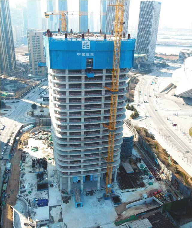         在建的大连国际航运中心大厦项目将为推进大连东北亚国际航运中心建设提供平台支撑。中建八局东北公司供图
