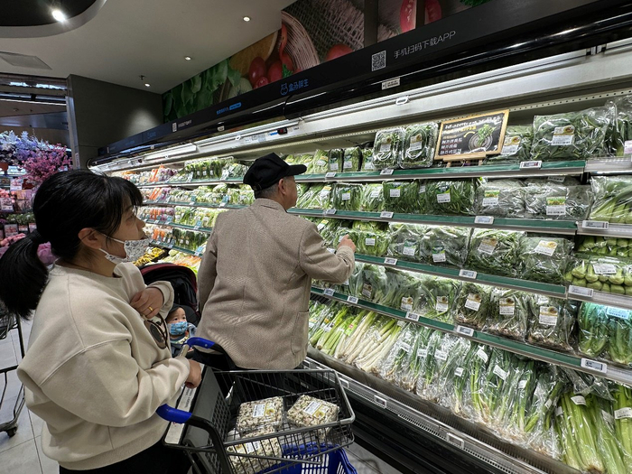 消费者在盒马选购荆芥。