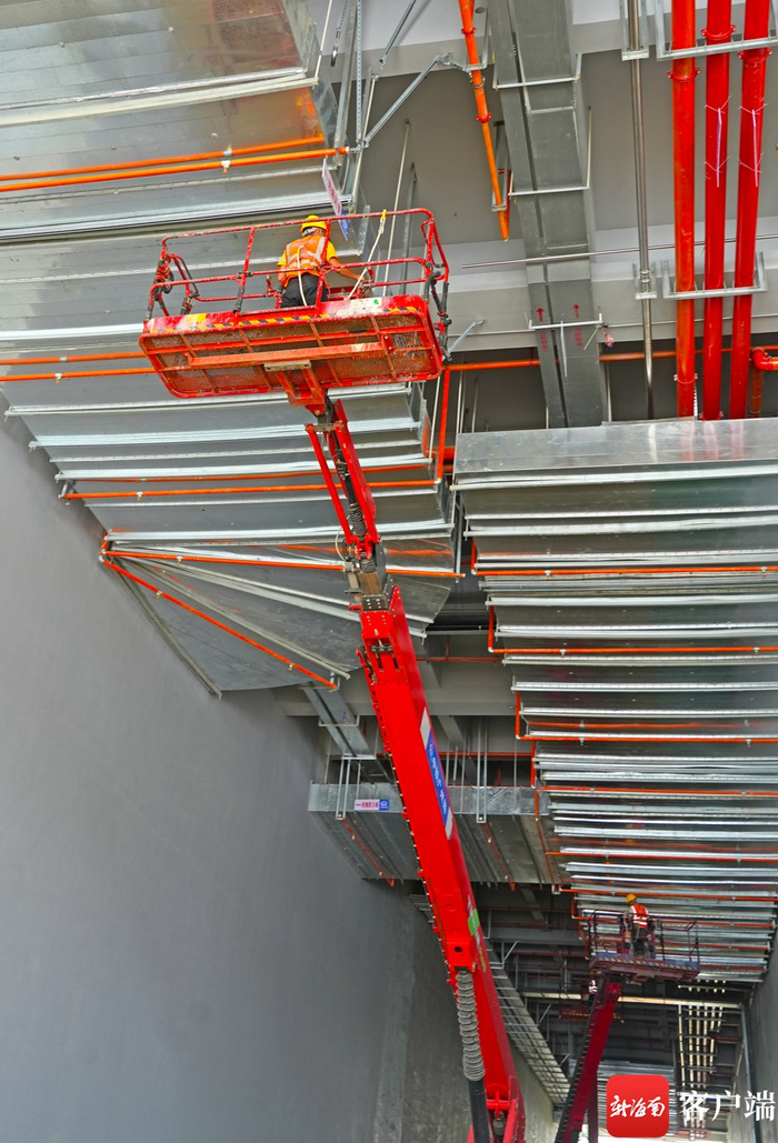 　　海口新海港和南港“二线口岸”（货运）集中查验场所建设项目工人在做内部装修施工。记者 汪承贤 摄