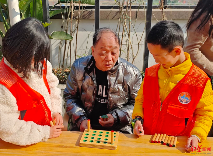 ▲老人与志愿者互动