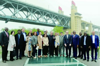 三月二十八日，驻华使节们站在映虹桥上，与身后的南京长江大桥合影。 南京日报/紫金山新闻记者 杜文双 摄