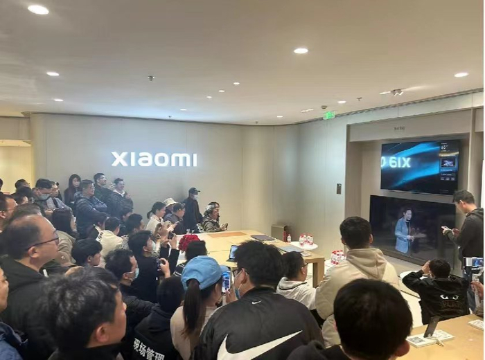 晚上10点店内看车的消费者