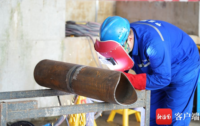 　　海口新海港和南港“二线口岸”（货运）集中查验场所建设项目现场焊工规范作业。记者 汪承贤 摄
