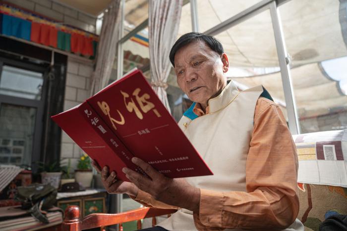 普次仁在家里看书（3月23日摄）。新华社记者 丁增尼达 摄