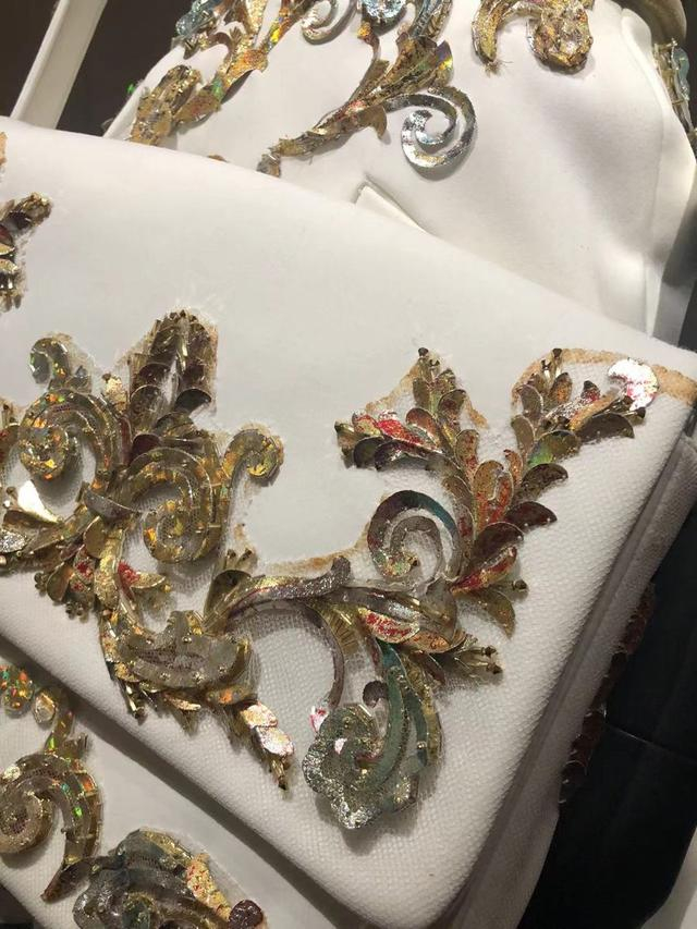 香奈儿曾在上海西岸艺术中心展示高级定制服装工艺细节。（简工博 摄）