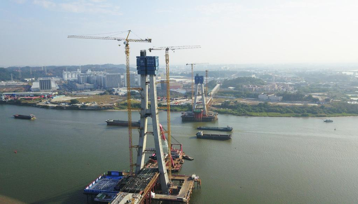 1月21日，广湛高铁佛山特大桥首片钢梁吊装作业现场（无人机照片）。