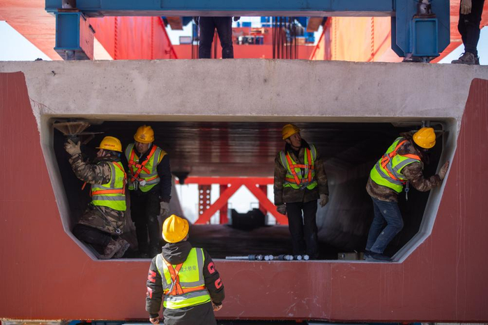 3月25日，在哈伊高铁安邦河特大桥施工作业点，中国铁建大桥工程局集团有限公司的工作人员在进行架梁作业。