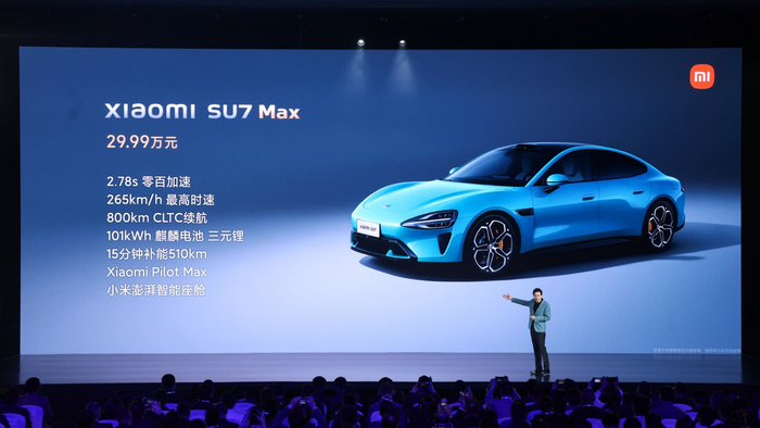 3月28日，小米集团创始人、董事长兼CEO雷军在发布会上介绍小米SU7汽车。新华社发