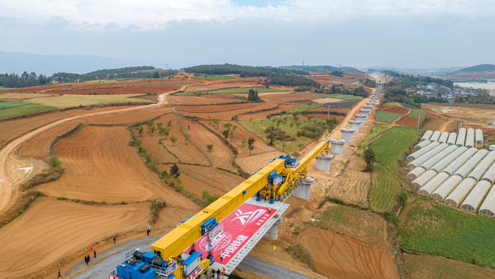 3月22日，渝昆高铁普家屯特大桥架梁作业现场（无人机照片）。