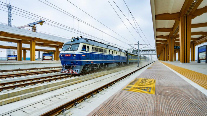 1月15日，检测列车通过池黄高铁九华山站。