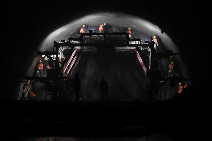 3月15日，中铁十一局施工人员在西十高铁陕西段天竺山一号隧道横洞进行施工作业。