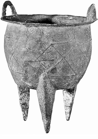     二里头遗址出土铜鼎 图片来源：《中国青铜器全集》