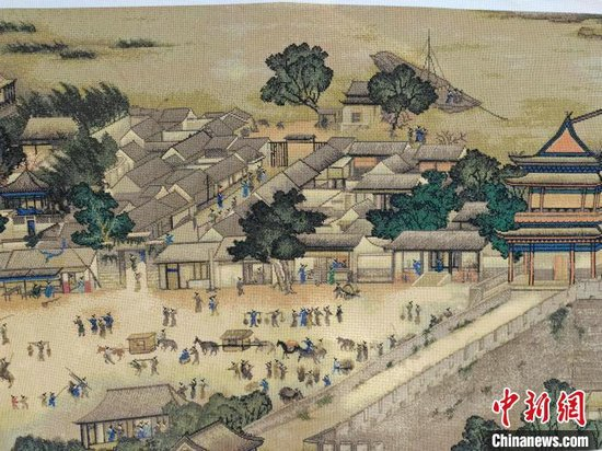 潘忠明绣制的“清明上河图”一景。林绍禹 摄